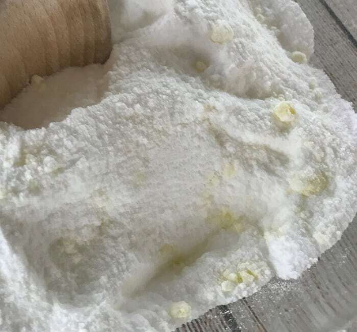 Easy homemade hand scrub recipe with essential oils to exfoliate dry skin. All natural, inexpensive, & easy to make. Adorable, free printable labels - Great for DIY gifts! man, gardener, mechanic, Christmas, Mother's Day. Made with Epsom salt, baking soda, and lemon and lavender essential oil. #essentialoils #essentialoilrecipes #essentialoilDIY #handscrub #naturalDIY #easyDIY #naturalbeauty