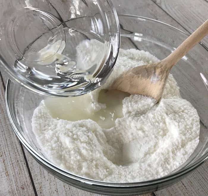 Easy homemade hand scrub recipe with essential oils to exfoliate dry skin. All natural, inexpensive, & easy to make. Adorable, free printable labels - Great for DIY gifts! man, gardener, mechanic, Christmas, Mother's Day. Made with Epsom salt, baking soda, and lemon and lavender essential oil. #essentialoils #essentialoilrecipes #essentialoilDIY #handscrub #naturalDIY #easyDIY #naturalbeauty