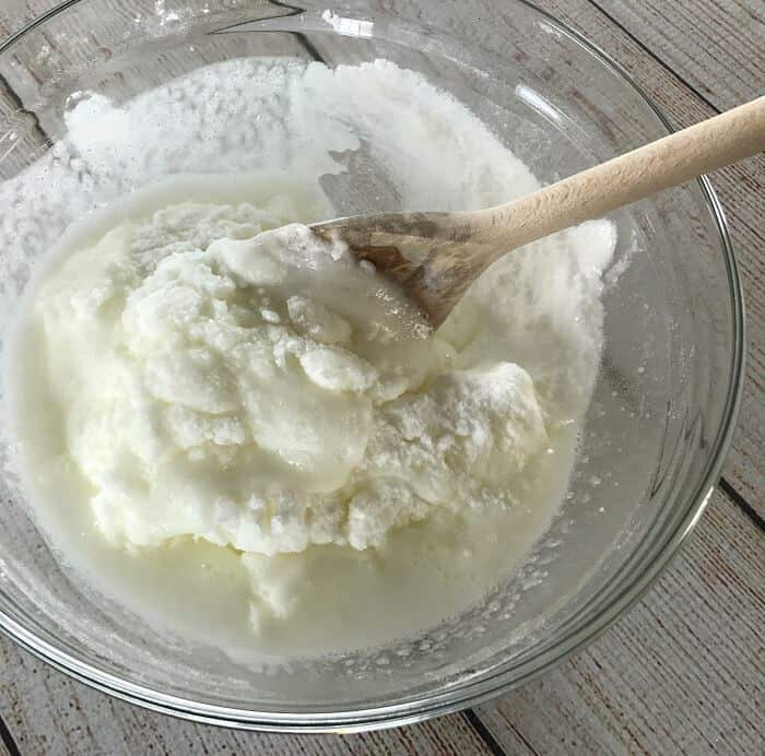 Easy homemade hand scrub recipe with essential oils to exfoliate dry skin. All natural, inexpensive, & easy to make. Adorable, free printable labels - Great for DIY gifts! man, gardener, mechanic, Christmas, Mother's Day. Made with Epsom salt, baking soda, and lemon and lavender essential oil. #essentialoils #essentialoilrecipes #essentialoilDIY #handscrub #naturalDIY #easyDIY #naturalbeauty