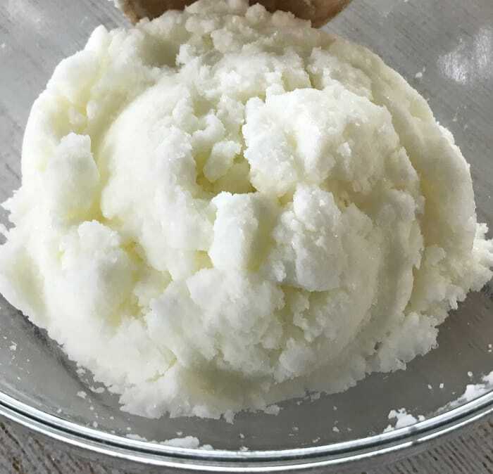 Easy homemade hand scrub recipe with essential oils to exfoliate dry skin. All natural, inexpensive, & easy to make. Adorable, free printable labels - Great for DIY gifts! man, gardener, mechanic, Christmas, Mother's Day. Made with Epsom salt, baking soda, and lemon and lavender essential oil. #essentialoils #essentialoilrecipes #essentialoilDIY #handscrub #naturalDIY #easyDIY #naturalbeauty