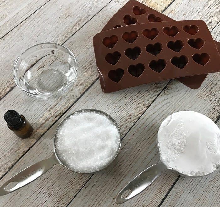 Easy homemade hand scrub recipe with essential oils to exfoliate dry skin. All natural, inexpensive, & easy to make. Adorable, free printable labels - Great for DIY gifts! man, gardener, mechanic, Christmas, Mother's Day. Made with Epsom salt, baking soda, and lemon and lavender essential oil. #essentialoils #essentialoilrecipes #essentialoilDIY #handscrub #naturalDIY #easyDIY #naturalbeauty