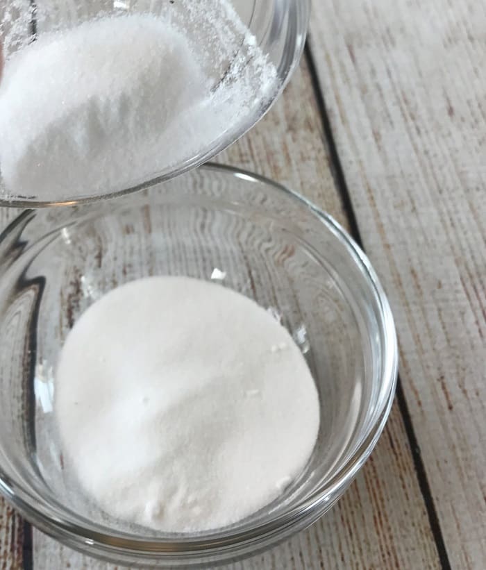 homemade chocolate lip scrub recipe with essential oils -- divine combination of chocolate & orange that's both hydrating and gently exfoliating, leaving you with soft, smooth, healthy lips. #essentialoils #essentialoilrecipes #lipscrub #sugarscrub #chocolatelipscrub #naturalDIY #naturalbeauty #lipscrubrecipes #essentialoilDIY #essentialoilGIFTS #DIYgifts #easyDIY