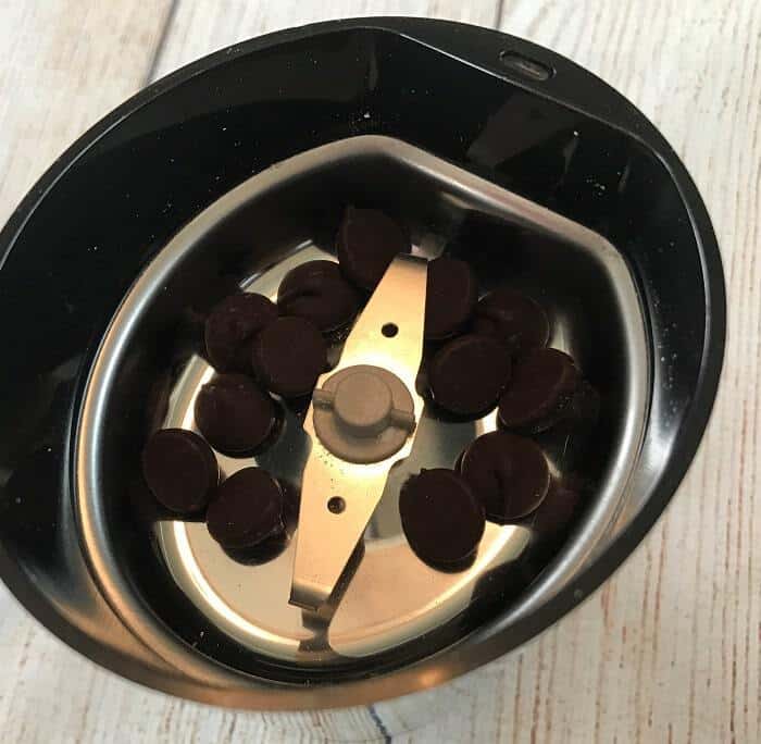 homemade chocolate lip scrub recipe with essential oils -- divine combination of chocolate & orange that's both hydrating and gently exfoliating, leaving you with soft, smooth, healthy lips. #essentialoils #essentialoilrecipes #lipscrub #sugarscrub #chocolatelipscrub #naturalDIY #naturalbeauty #lipscrubrecipes #essentialoilDIY #essentialoilGIFTS #DIYgifts #easyDIY