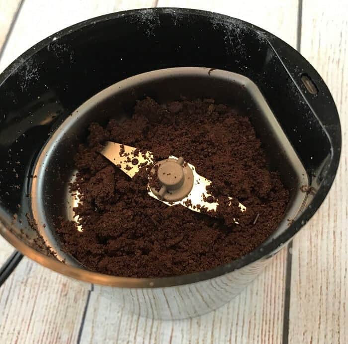 homemade chocolate lip scrub recipe with essential oils -- divine combination of chocolate & orange that's both hydrating and gently exfoliating, leaving you with soft, smooth, healthy lips. #essentialoils #essentialoilrecipes #lipscrub #sugarscrub #chocolatelipscrub #naturalDIY #naturalbeauty #lipscrubrecipes #essentialoilDIY #essentialoilGIFTS #DIYgifts #easyDIY