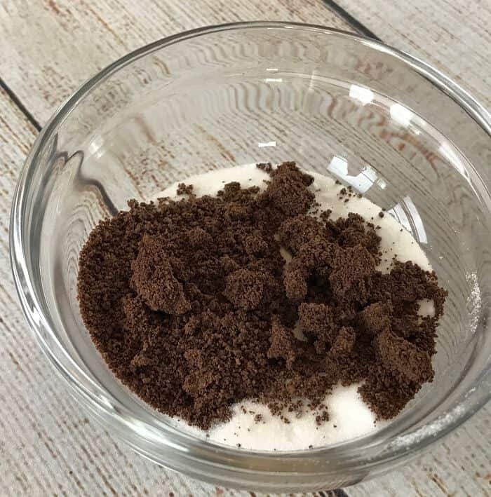 homemade chocolate lip scrub recipe with essential oils -- divine combination of chocolate & orange that's both hydrating and gently exfoliating, leaving you with soft, smooth, healthy lips. #essentialoils #essentialoilrecipes #lipscrub #sugarscrub #chocolatelipscrub #naturalDIY #naturalbeauty #lipscrubrecipes #essentialoilDIY #essentialoilGIFTS #DIYgifts #easyDIY
