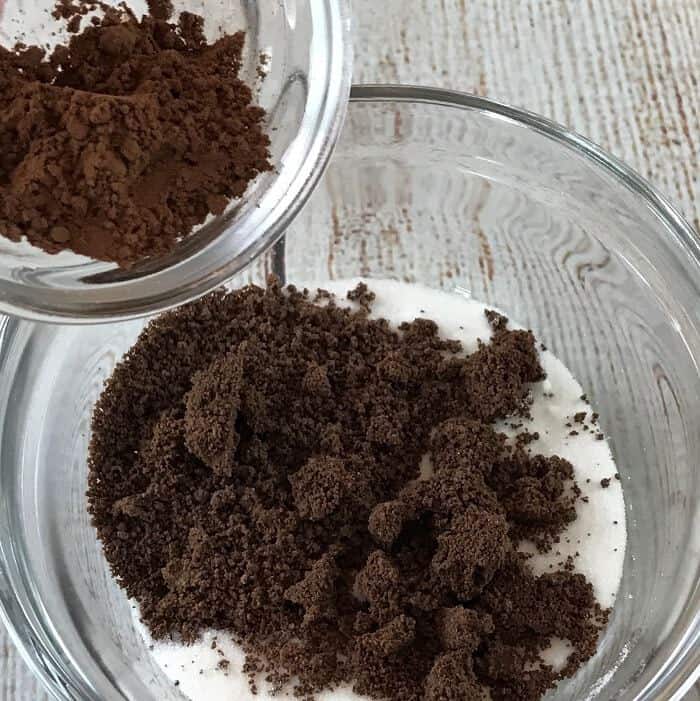 homemade chocolate lip scrub recipe with essential oils -- divine combination of chocolate & orange that's both hydrating and gently exfoliating, leaving you with soft, smooth, healthy lips. #essentialoils #essentialoilrecipes #lipscrub #sugarscrub #chocolatelipscrub #naturalDIY #naturalbeauty #lipscrubrecipes #essentialoilDIY #essentialoilGIFTS #DIYgifts #easyDIY
