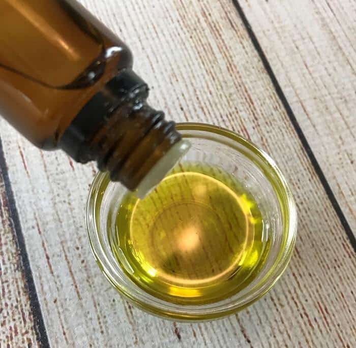 homemade chocolate lip scrub recipe with essential oils -- divine combination of chocolate & orange that's both hydrating and gently exfoliating, leaving you with soft, smooth, healthy lips. #essentialoils #essentialoilrecipes #lipscrub #sugarscrub #chocolatelipscrub #naturalDIY #naturalbeauty #lipscrubrecipes #essentialoilDIY #essentialoilGIFTS #DIYgifts #easyDIY