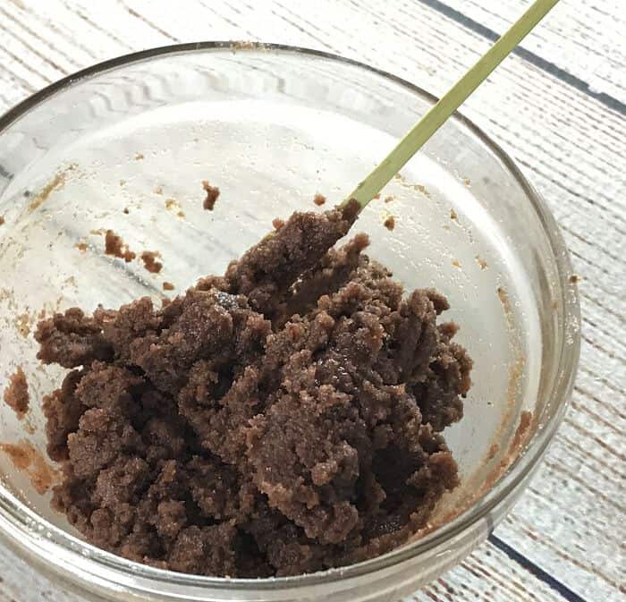 homemade chocolate lip scrub recipe with essential oils -- divine combination of chocolate & orange that's both hydrating and gently exfoliating, leaving you with soft, smooth, healthy lips. #essentialoils #essentialoilrecipes #lipscrub #sugarscrub #chocolatelipscrub #naturalDIY #naturalbeauty #lipscrubrecipes #essentialoilDIY #essentialoilGIFTS #DIYgifts #easyDIY