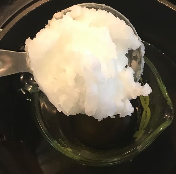 Boost your immune system and stay healthy with this essential oil immune support foot rub recipe. Fight colds, coughs, and other bugs. #essentialoilrecipes #essentialoilDIY #essentialoilsforcolds #naturalDIY #naturalimmunesupport #essentialoil