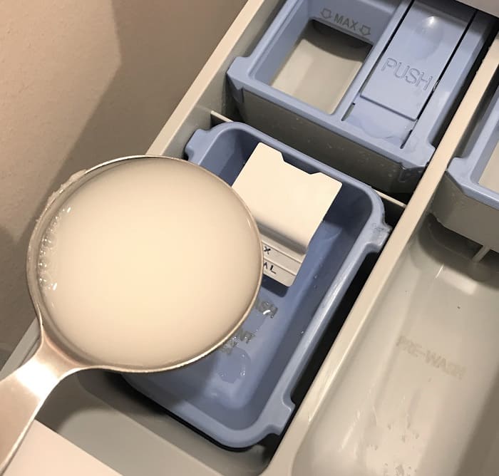 homemade HE liquid laundry detergent recipe with essential oils. natural, non-toxic, & it really works! Removes odors, cleans clothes, rinses clean. #essentialoils #essentialoilrecipes #essentialoilcleaning #naturalDIY #naturalcleaning #essentialoilDIY #laundry #DIYcleaning #homemadecleaners