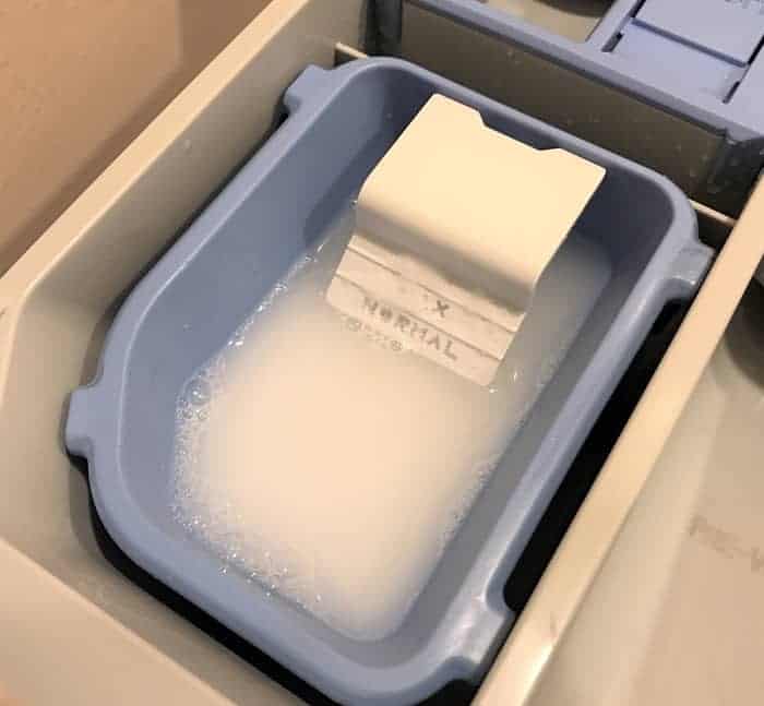 homemade HE liquid laundry detergent recipe with essential oils. natural, non-toxic, & it really works! Removes odors, cleans clothes, rinses clean. #essentialoils #essentialoilrecipes #essentialoilcleaning #naturalDIY #naturalcleaning #essentialoilDIY #laundry #DIYcleaning #homemadecleaners