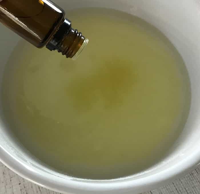 homemade HE liquid laundry detergent recipe with essential oils. natural, non-toxic, & it really works! Removes odors, cleans clothes, rinses clean. #essentialoils #essentialoilrecipes #essentialoilcleaning #naturalDIY #naturalcleaning #essentialoilDIY #laundry #DIYcleaning #homemadecleaners