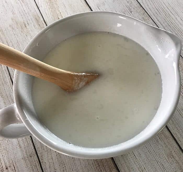 homemade HE liquid laundry detergent recipe with essential oils. natural, non-toxic, & it really works! Removes odors, cleans clothes, rinses clean. #essentialoils #essentialoilrecipes #essentialoilcleaning #naturalDIY #naturalcleaning #essentialoilDIY #laundry #DIYcleaning #homemadecleaners