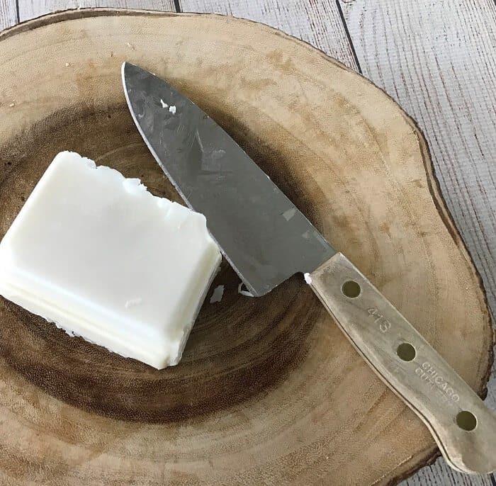 Easy DIY peppermint & charcoal detox soap recipe with peppermint essential oil. Helps increase circulation, unclogs pores, remove impurities, fight acne, and improve the health of your skin. {essential oils for skin, acne, faces, tightening, skincare, Young Living, doTERRA, activated charcoal, melt and pour soap} #essentialoils #essentialoilrecipes #essentialoilDIY #naturalDIY #essentialoilsoap #charcoalsoap #facesoap #charcoalfacesoap #peppermintessentialoil #homemadesoap