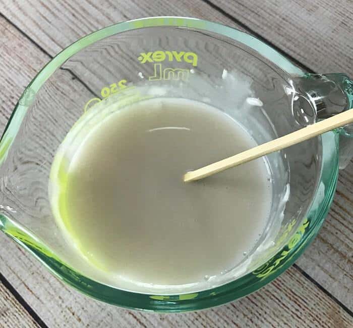 Easy DIY peppermint & charcoal detox soap recipe with peppermint essential oil. Helps increase circulation, unclogs pores, remove impurities, fight acne, and improve the health of your skin. {essential oils for skin, acne, faces, tightening, skincare, Young Living, doTERRA, activated charcoal, melt and pour soap} #essentialoils #essentialoilrecipes #essentialoilDIY #naturalDIY #essentialoilsoap #charcoalsoap #facesoap #charcoalfacesoap #peppermintessentialoil #homemadesoap