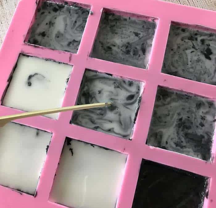 Easy DIY peppermint & charcoal detox soap recipe with peppermint essential oil. Helps increase circulation, unclogs pores, remove impurities, fight acne, and improve the health of your skin. {essential oils for skin, acne, faces, tightening, skincare, Young Living, doTERRA, activated charcoal, melt and pour soap} #essentialoils #essentialoilrecipes #essentialoilDIY #naturalDIY #essentialoilsoap #charcoalsoap #facesoap #charcoalfacesoap #peppermintessentialoil #homemadesoap