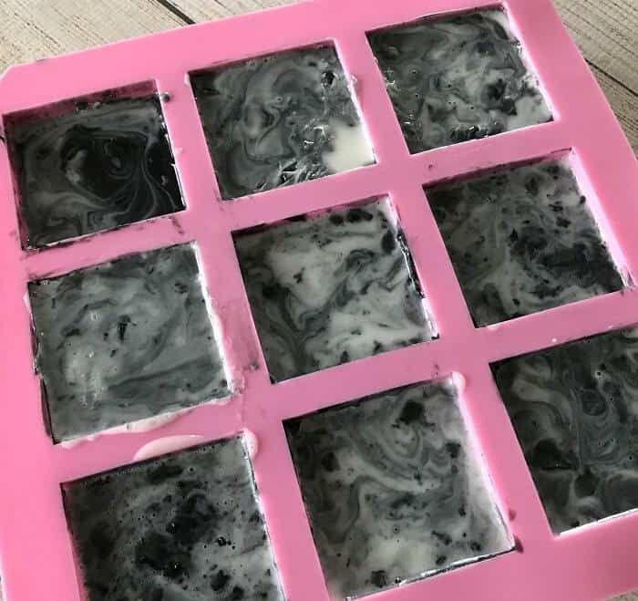 Easy DIY peppermint & charcoal detox soap recipe with peppermint essential oil. Helps increase circulation, unclogs pores, remove impurities, fight acne, and improve the health of your skin. {essential oils for skin, acne, faces, tightening, skincare, Young Living, doTERRA, activated charcoal, melt and pour soap} #essentialoils #essentialoilrecipes #essentialoilDIY #naturalDIY #essentialoilsoap #charcoalsoap #facesoap #charcoalfacesoap #peppermintessentialoil #homemadesoap