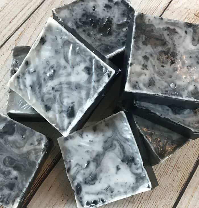 Easy DIY peppermint & charcoal detox soap recipe with peppermint essential oil. Helps increase circulation, unclogs pores, remove impurities, fight acne, and improve the health of your skin. {essential oils for skin, acne, faces, tightening, skincare, Young Living, doTERRA, activated charcoal, melt and pour soap} #essentialoils #essentialoilrecipes #essentialoilDIY #naturalDIY #essentialoilsoap #charcoalsoap #facesoap #charcoalfacesoap #peppermintessentialoil #homemadesoap