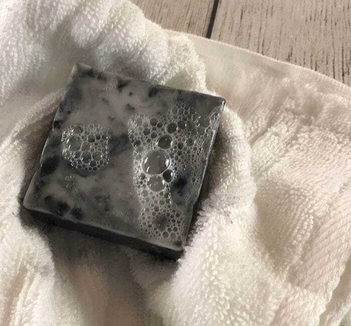 Easy DIY peppermint & charcoal detox soap recipe with peppermint essential oil. Helps increase circulation, unclogs pores, remove impurities, fight acne, and improve the health of your skin. {essential oils for skin, acne, faces, tightening, skincare, Young Living, doTERRA, activated charcoal, melt and pour soap} #essentialoils #essentialoilrecipes #essentialoilDIY #naturalDIY #essentialoilsoap #charcoalsoap #facesoap #charcoalfacesoap #peppermintessentialoil #homemadesoap
