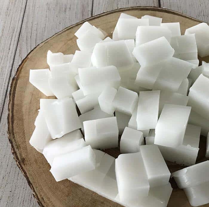 Easy DIY peppermint & charcoal detox soap recipe with peppermint essential oil. Helps increase circulation, unclogs pores, remove impurities, fight acne, and improve the health of your skin. {essential oils for skin, acne, faces, tightening, skincare, Young Living, doTERRA, activated charcoal, melt and pour soap} #essentialoils #essentialoilrecipes #essentialoilDIY #naturalDIY #essentialoilsoap #charcoalsoap #facesoap #charcoalfacesoap #peppermintessentialoil #homemadesoap