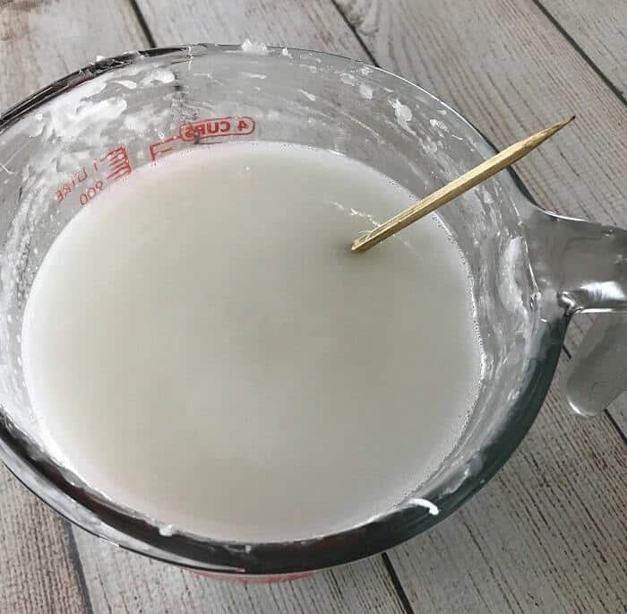 Easy DIY peppermint & charcoal detox soap recipe with peppermint essential oil. Helps increase circulation, unclogs pores, remove impurities, fight acne, and improve the health of your skin. {essential oils for skin, acne, faces, tightening, skincare, Young Living, doTERRA, activated charcoal, melt and pour soap} #essentialoils #essentialoilrecipes #essentialoilDIY #naturalDIY #essentialoilsoap #charcoalsoap #facesoap #charcoalfacesoap #peppermintessentialoil #homemadesoap