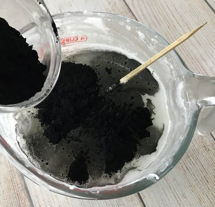 Easy DIY peppermint & charcoal detox soap recipe with peppermint essential oil. Helps increase circulation, unclogs pores, remove impurities, fight acne, and improve the health of your skin. {essential oils for skin, acne, faces, tightening, skincare, Young Living, doTERRA, activated charcoal, melt and pour soap} #essentialoils #essentialoilrecipes #essentialoilDIY #naturalDIY #essentialoilsoap #charcoalsoap #facesoap #charcoalfacesoap #peppermintessentialoil #homemadesoap