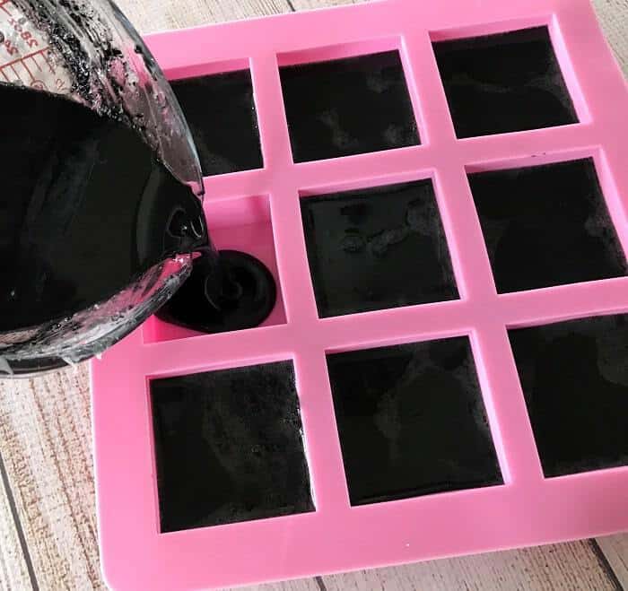 Easy DIY peppermint & charcoal detox soap recipe with peppermint essential oil. Helps increase circulation, unclogs pores, remove impurities, fight acne, and improve the health of your skin. {essential oils for skin, acne, faces, tightening, skincare, Young Living, doTERRA, activated charcoal, melt and pour soap} #essentialoils #essentialoilrecipes #essentialoilDIY #naturalDIY #essentialoilsoap #charcoalsoap #facesoap #charcoalfacesoap #peppermintessentialoil #homemadesoap