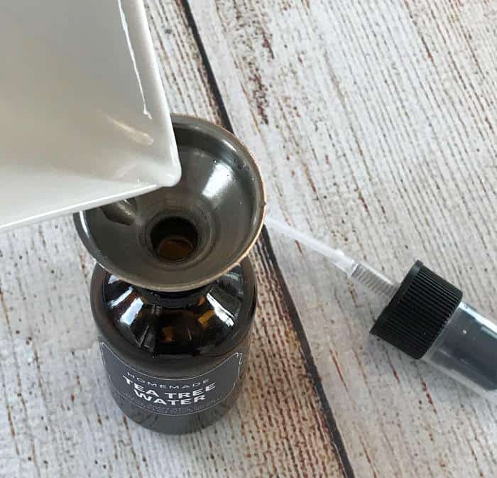 Essential oil toner for acne controls excess oil, shrinks appearance of pores, soothes skin, and reduces redness. {pimples, zits, whiteheads, blackheads, inflamed skin} #essentialoils #essentialoilrecipes #DIYfacetoner #DIYbeauty #essentialoiltoner #easyDIY #essentialoilsforskin #essentialoilsforacne