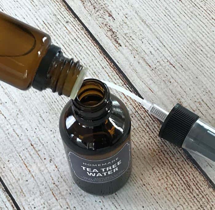 Essential oil toner for acne controls excess oil, shrinks appearance of pores, soothes skin, and reduces redness. {pimples, zits, whiteheads, blackheads, inflamed skin} #essentialoils #essentialoilrecipes #DIYfacetoner #DIYbeauty #essentialoiltoner #easyDIY #essentialoilsforskin #essentialoilsforacne