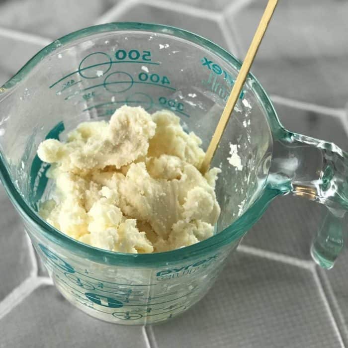 homemade shaving cream with essential oils - It's naturally rich and creamy, making legs and underarms silky smooth. With built-in moisturizers, skin is soft, smooth, and perfectly moisturized. Great for sensitive skin. Includes several recipes for essential oils to customize - relaxing, uplifting, energizing, and more #homemadeshavingcream #diyshavingcream #essentialoilrecipes #DIYrecipes #DIYbeauty #naturalbeauty #essentialoil