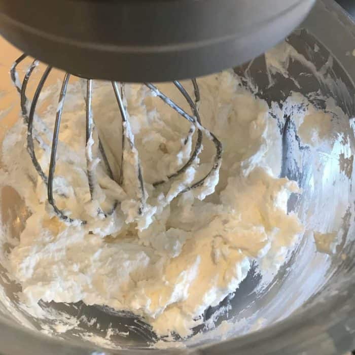 homemade shaving cream with essential oils - It's naturally rich and creamy, making legs and underarms silky smooth. With built-in moisturizers, skin is soft, smooth, and perfectly moisturized. Great for sensitive skin. Includes several recipes for essential oils to customize - relaxing, uplifting, energizing, and more #homemadeshavingcream #diyshavingcream #essentialoilrecipes #DIYrecipes #DIYbeauty #naturalbeauty #essentialoil