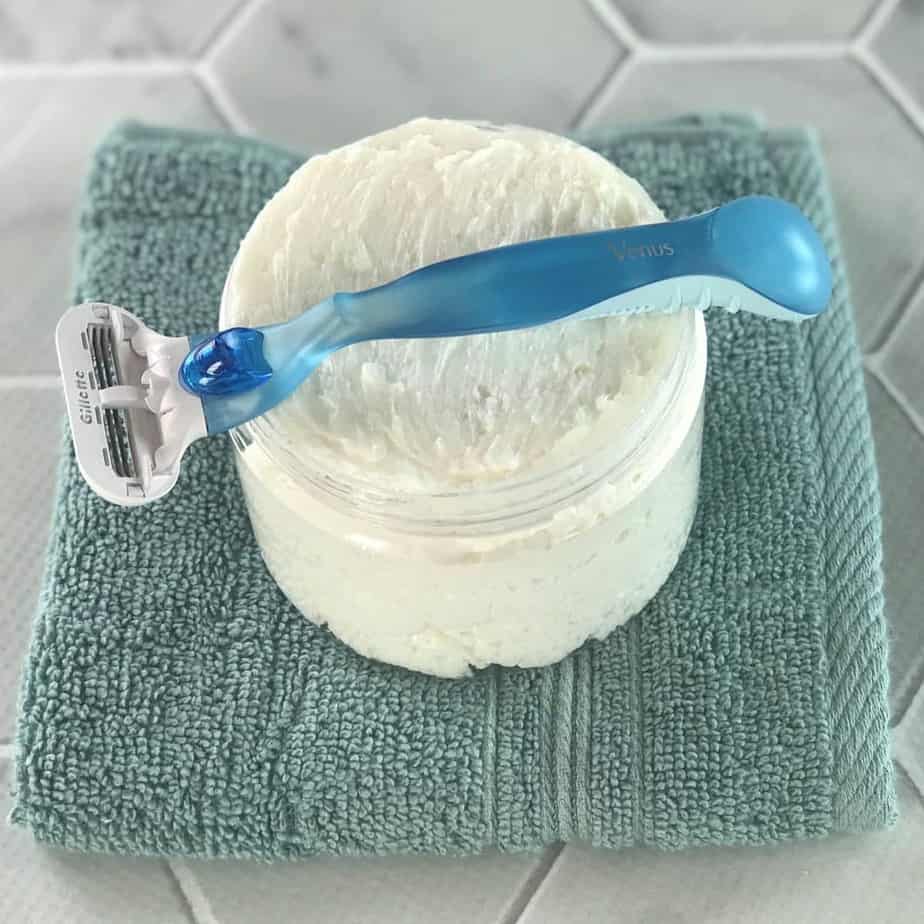 homemade shaving cream with essential oils - It's naturally rich and creamy, making legs and underarms silky smooth. With built-in moisturizers, skin is soft, smooth, and perfectly moisturized. Great for sensitive skin. Includes several recipes for essential oils to customize - relaxing, uplifting, energizing, and more #homemadeshavingcream #diyshavingcream #essentialoilrecipes #DIYrecipes #DIYbeauty #naturalbeauty #essentialoil