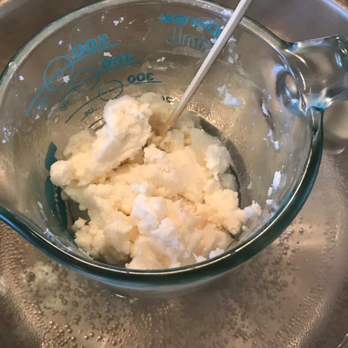 homemade shaving cream with essential oils - It's naturally rich and creamy, making legs and underarms silky smooth. With built-in moisturizers, skin is soft, smooth, and perfectly moisturized. Great for sensitive skin. Includes several recipes for essential oils to customize - relaxing, uplifting, energizing, and more #homemadeshavingcream #diyshavingcream #essentialoilrecipes #DIYrecipes #DIYbeauty #naturalbeauty #essentialoil