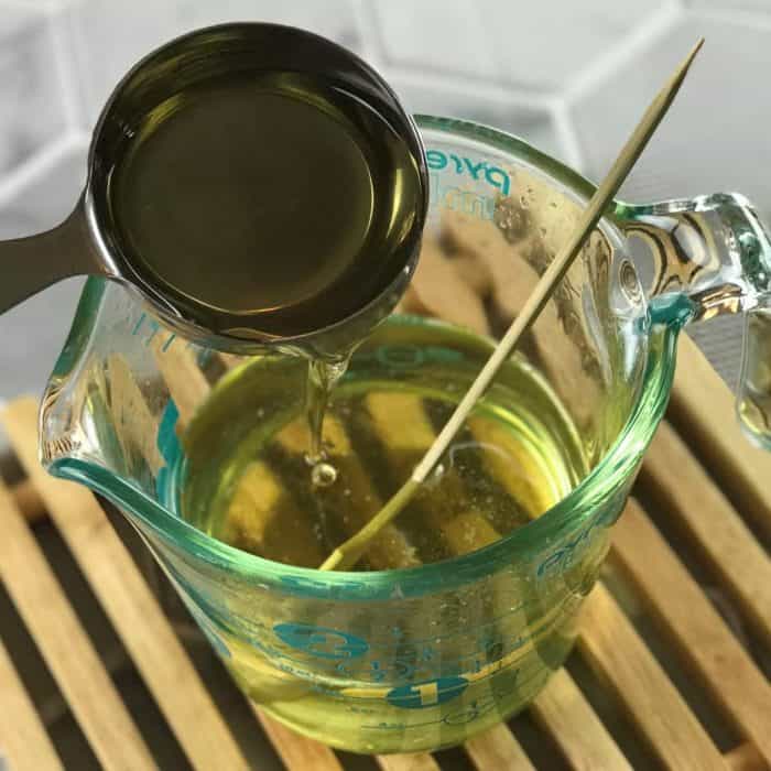 homemade shaving cream with essential oils - It's naturally rich and creamy, making legs and underarms silky smooth. With built-in moisturizers, skin is soft, smooth, and perfectly moisturized. Great for sensitive skin. Includes several recipes for essential oils to customize - relaxing, uplifting, energizing, and more #homemadeshavingcream #diyshavingcream #essentialoilrecipes #DIYrecipes #DIYbeauty #naturalbeauty #essentialoil