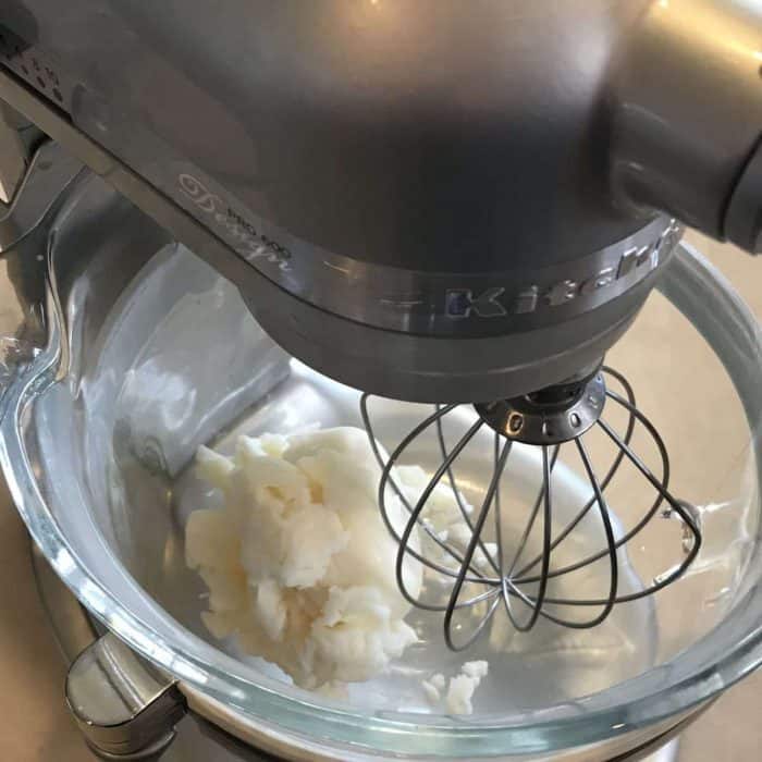 homemade shaving cream with essential oils - It's naturally rich and creamy, making legs and underarms silky smooth. With built-in moisturizers, skin is soft, smooth, and perfectly moisturized. Great for sensitive skin. Includes several recipes for essential oils to customize - relaxing, uplifting, energizing, and more #homemadeshavingcream #diyshavingcream #essentialoilrecipes #DIYrecipes #DIYbeauty #naturalbeauty #essentialoil