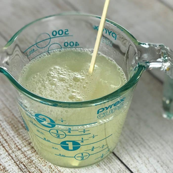 DIY lavender vanilla bubble bath recipe - vanilla oleoresin and lavender essential oil combine to make a warm floral scent that helps you relax, unwind, and let go. After soaking in a tub of this calming lavender vanilla bubble bath, you're pretty much guaranteed to get a great night's sleep. #essentialoils #essentialoilrecipes #naturalbeauty #DIYrecipes #yleo #doterra #essentialoiluses