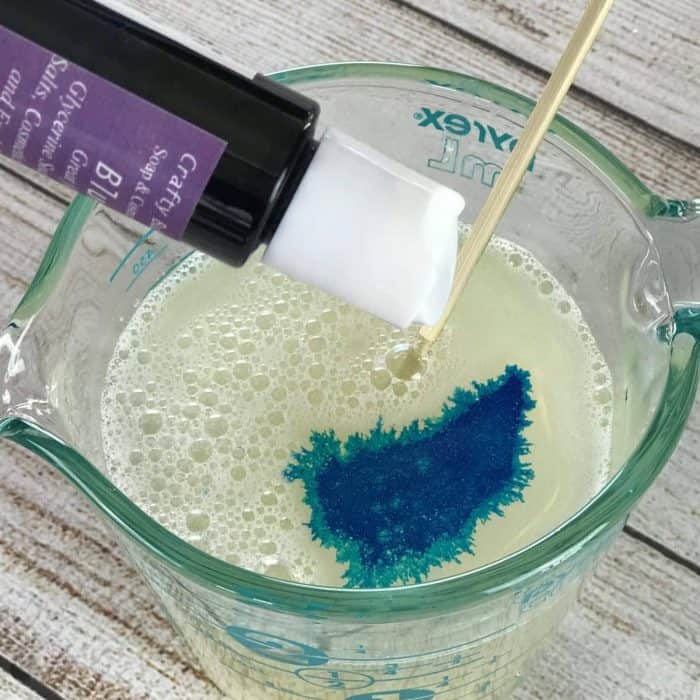 DIY lavender vanilla bubble bath recipe - vanilla oleoresin and lavender essential oil combine to make a warm floral scent that helps you relax, unwind, and let go. After soaking in a tub of this calming lavender vanilla bubble bath, you're pretty much guaranteed to get a great night's sleep. #essentialoils #essentialoilrecipes #naturalbeauty #DIYrecipes #yleo #doterra #essentialoiluses