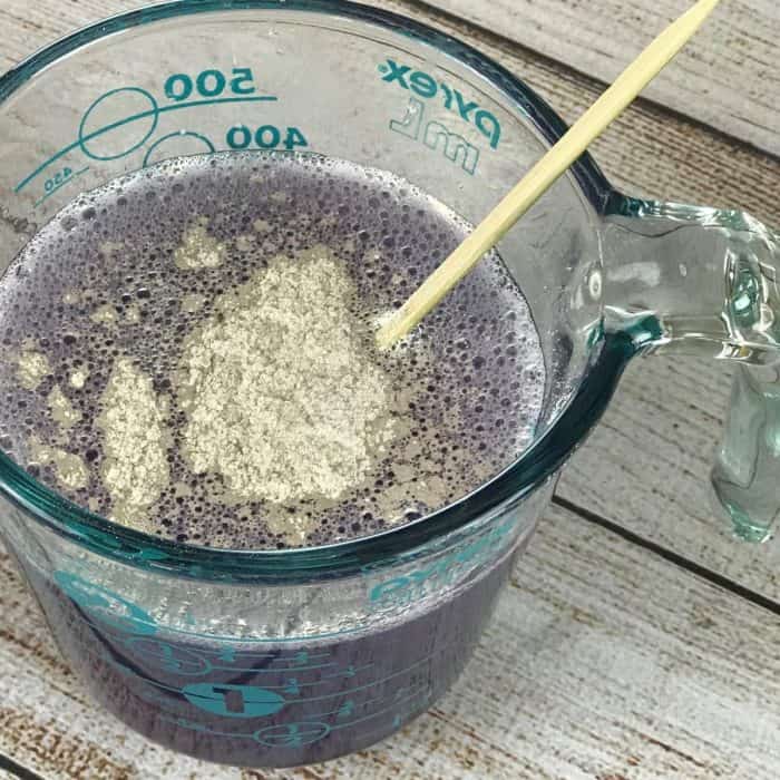 DIY lavender vanilla bubble bath recipe - vanilla oleoresin and lavender essential oil combine to make a warm floral scent that helps you relax, unwind, and let go. After soaking in a tub of this calming lavender vanilla bubble bath, you're pretty much guaranteed to get a great night's sleep. #essentialoils #essentialoilrecipes #naturalbeauty #DIYrecipes #yleo #doterra #essentialoiluses