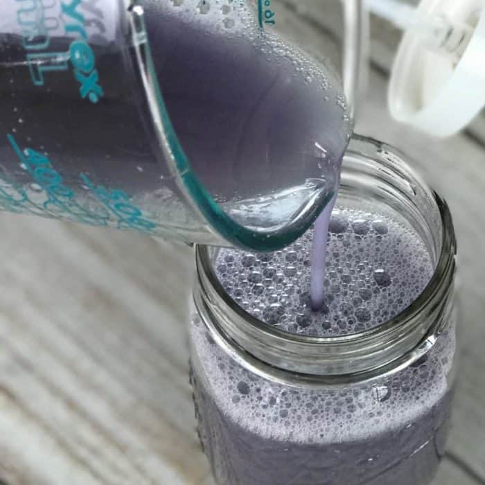 DIY lavender vanilla bubble bath recipe - vanilla oleoresin and lavender essential oil combine to make a warm floral scent that helps you relax, unwind, and let go. After soaking in a tub of this calming lavender vanilla bubble bath, you're pretty much guaranteed to get a great night's sleep. #essentialoils #essentialoilrecipes #naturalbeauty #DIYrecipes #yleo #doterra #essentialoiluses