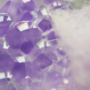 DIY lavender vanilla bubble bath recipe - vanilla oleoresin and lavender essential oil combine to make a warm floral scent that helps you relax, unwind, and let go. After soaking in a tub of this calming lavender vanilla bubble bath, you're pretty much guaranteed to get a great night's sleep. #essentialoils #essentialoilrecipes #naturalbeauty #DIYrecipes #yleo #doterra #essentialoiluses