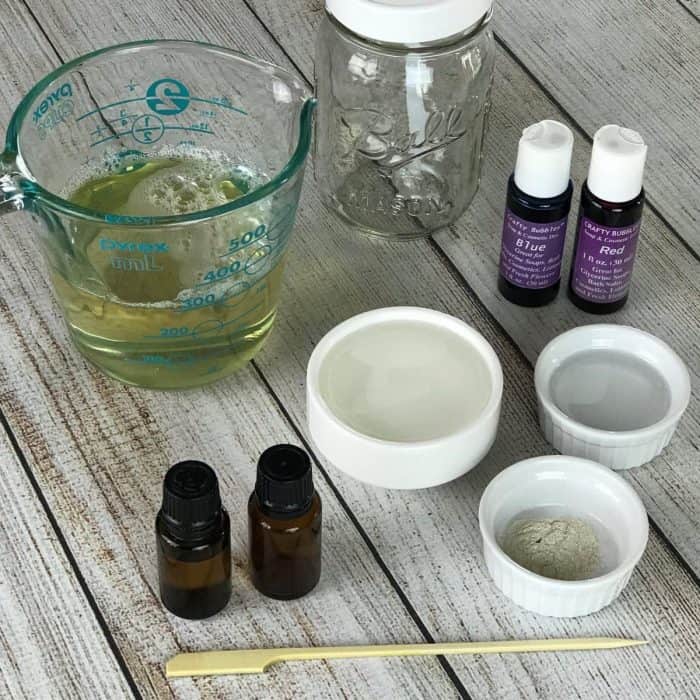 DIY lavender vanilla bubble bath recipe - vanilla oleoresin and lavender essential oil combine to make a warm floral scent that helps you relax, unwind, and let go. After soaking in a tub of this calming lavender vanilla bubble bath, you're pretty much guaranteed to get a great night's sleep. #essentialoils #essentialoilrecipes #naturalbeauty #DIYrecipes #yleo #doterra #essentialoiluses