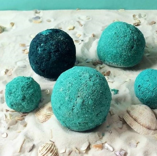 40 favorite essential oil recipes for summer - homemade sunscreen, after-sun spray, cooling spray, DIY deodorant, diffuser blends, summer room sprays, rollerball recipes, bug spray, essential oils for travel, and more. Lots of easy summer essential oil recipes with step-by-step instructions and free printables. #essentialoilrecipes #essentialoilDIY #essentialoildiffuser #essentialoiluses #essentialoils #DIYbeauty #naturalremedies