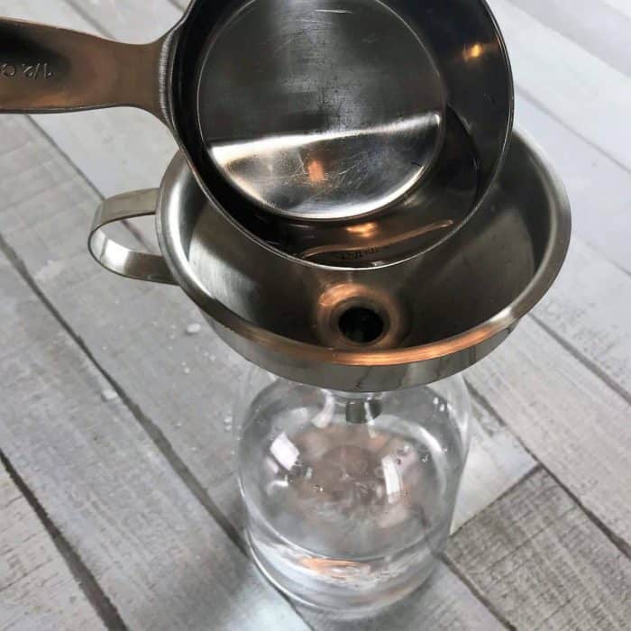 DIY dusting spray with essential oils- cleans and repels dust so you clean less often. Plus it moisturizes, nourishes, and protect wood. It's like a combined dusting spray and wood polish. {free printable label, essential oil recipe, essential oil cleaning, homemade dusting spray, essential oil spray}, natural cleaning} #essentialoilrecipes #DIYessentialoil #naturalcleaning