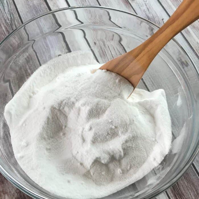 Lush copycat DIY acne facial tabs tighten pores, clear up acne, calm skin, & alleviate redness. naturally gentle & made with essential oils. DIY acne treatment, essential oil recipe, essential oils for acne, homemade facial, DIY facial, DIY essential oil, doTERRA, Young Living