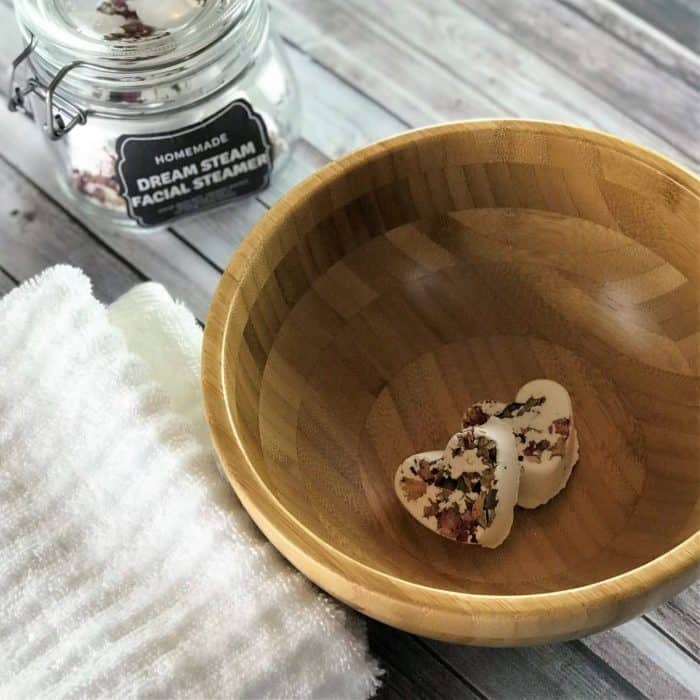 Lush copycat DIY acne facial tabs tighten pores, clear up acne, calm skin, & alleviate redness. naturally gentle & made with essential oils. DIY acne treatment, essential oil recipe, essential oils for acne, homemade facial, DIY facial, DIY essential oil, doTERRA, Young Living