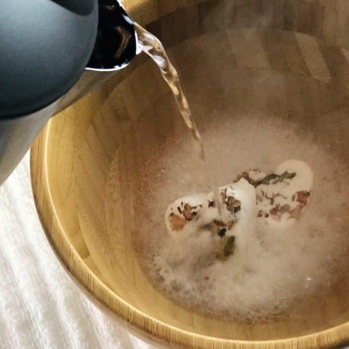 Lush copycat DIY acne facial tabs tighten pores, clear up acne, calm skin, & alleviate redness. naturally gentle & made with essential oils. DIY acne treatment, essential oil recipe, essential oils for acne, homemade facial, DIY facial, DIY essential oil, doTERRA, Young Living