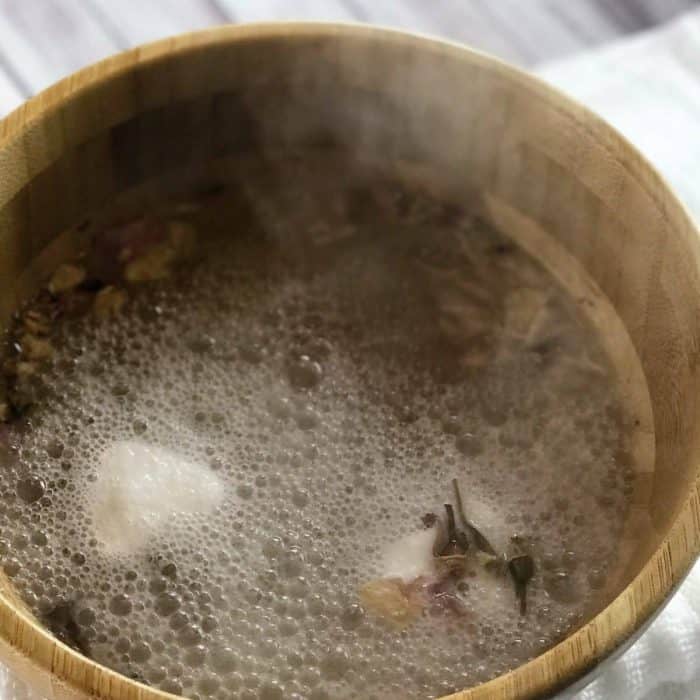 Lush copycat DIY acne facial tabs tighten pores, clear up acne, calm skin, & alleviate redness. naturally gentle & made with essential oils. DIY acne treatment, essential oil recipe, essential oils for acne, homemade facial, DIY facial, DIY essential oil, doTERRA, Young Living