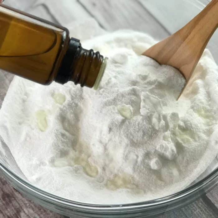 Lush copycat DIY acne facial tabs tighten pores, clear up acne, calm skin, & alleviate redness. naturally gentle & made with essential oils. DIY acne treatment, essential oil recipe, essential oils for acne, homemade facial, DIY facial, DIY essential oil, doTERRA, Young Living