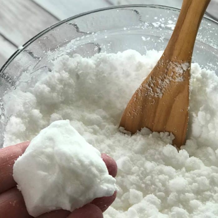 Lush copycat DIY acne facial tabs tighten pores, clear up acne, calm skin, & alleviate redness. naturally gentle & made with essential oils. DIY acne treatment, essential oil recipe, essential oils for acne, homemade facial, DIY facial, DIY essential oil, doTERRA, Young Living