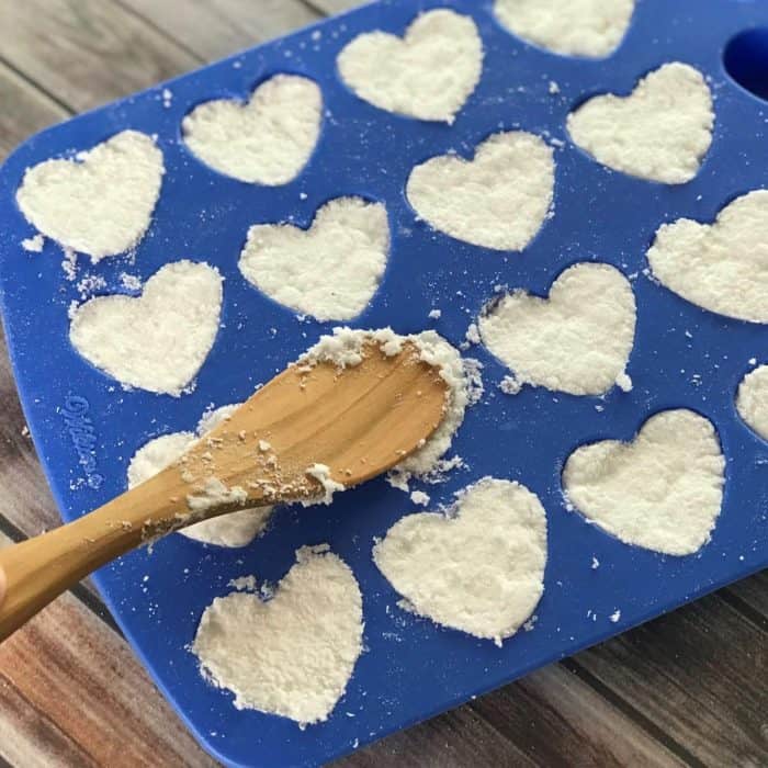 Lush copycat DIY acne facial tabs tighten pores, clear up acne, calm skin, & alleviate redness. naturally gentle & made with essential oils. DIY acne treatment, essential oil recipe, essential oils for acne, homemade facial, DIY facial, DIY essential oil, doTERRA, Young Living